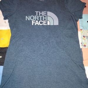5/$20North Face t shirt
